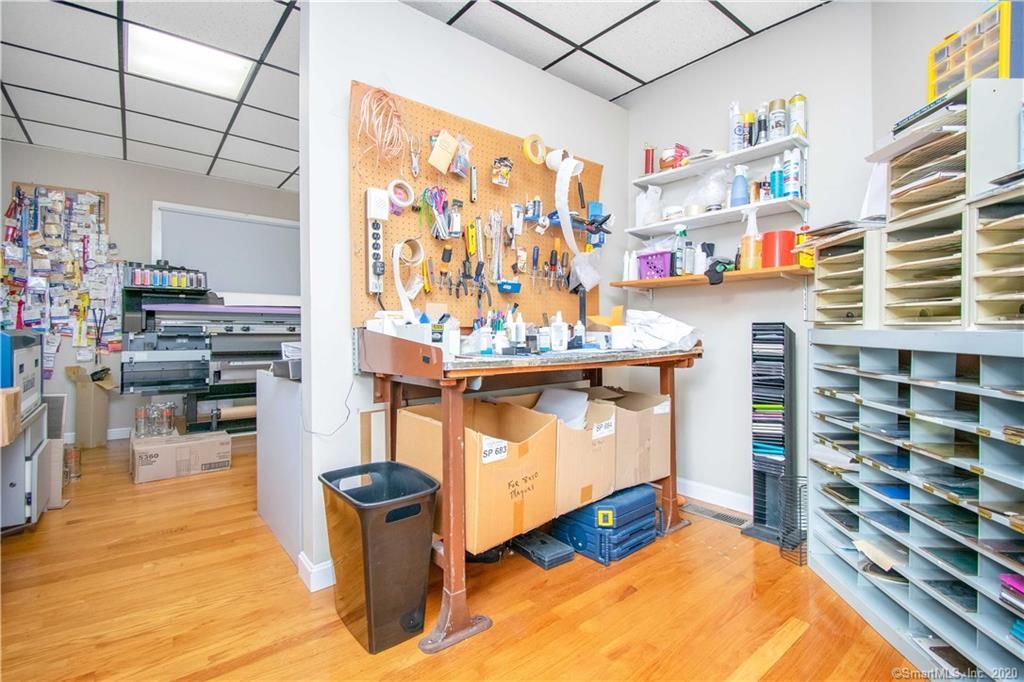 492 Enfield St, Enfield, CT 06082